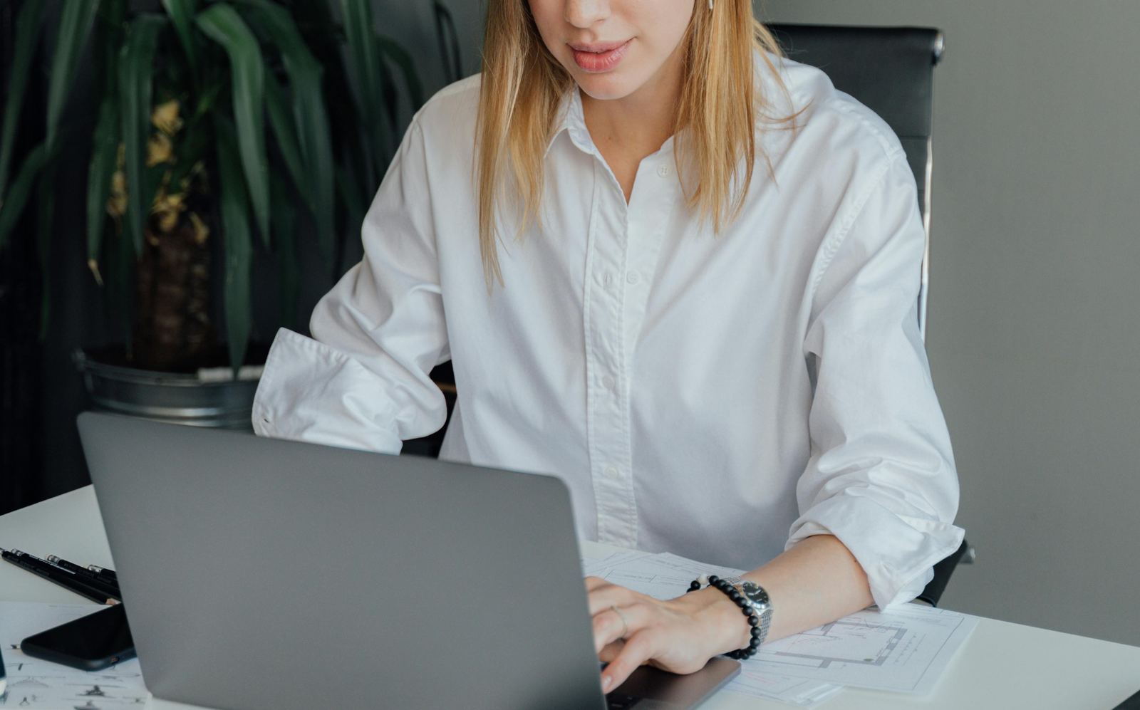 What Your Screen Is Quietly Doing to Your Skin